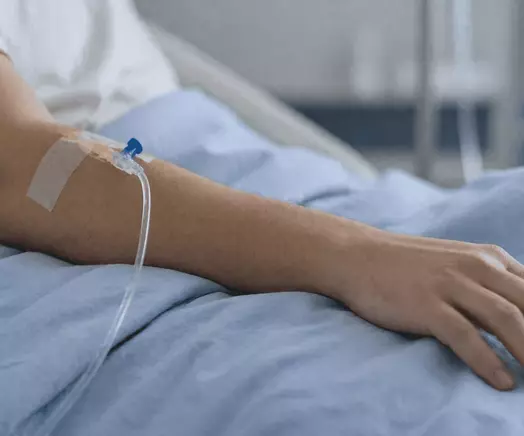 пациент с героиновой наркоманией под капельницей